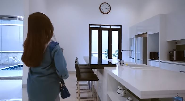 Usung konsep open space, 9 potret dapur Agatha Chelsea luas tanpa banyak perabotan