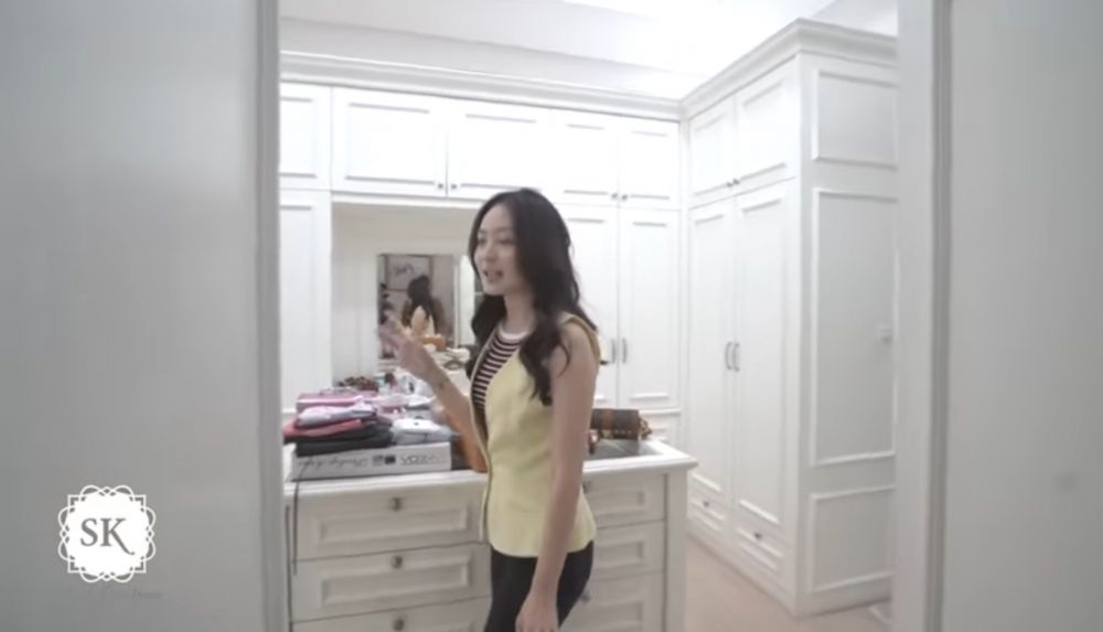 Huniannya ditaksir seharga Rp3 M, intip 11 potret walk in closet Natasha Wilona seperti butik mahal