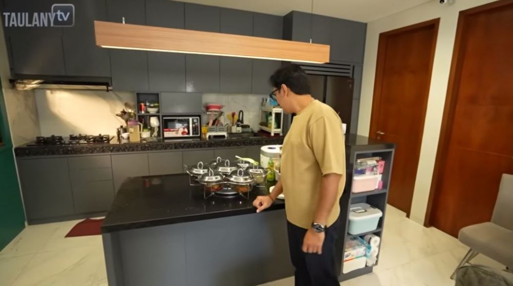 Didesain minimalis modern, intip 9 potret dapur Rigen dengan peralatan dapurnya yang lengkap