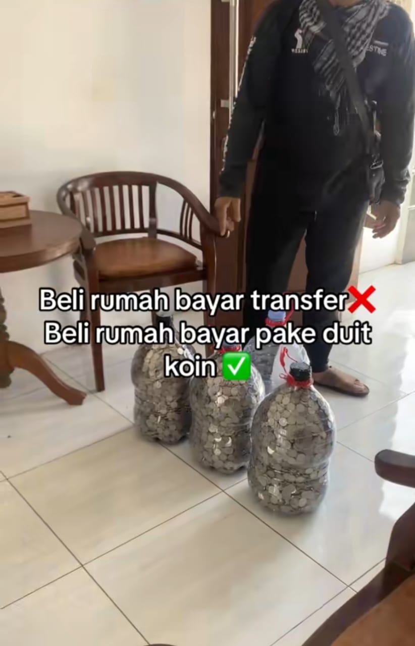 Dikumpulkan selama 3 tahun dalam galon bekas, momen pria beli rumah pakai uang receh ini bikin salut