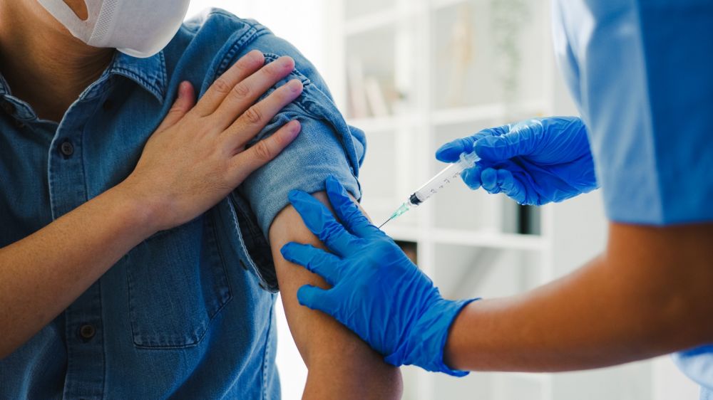 Vaksin Covid-19 AstraZeneca picu efek samping langka 'pembekuan darah', ini penjelasan dan faktanya