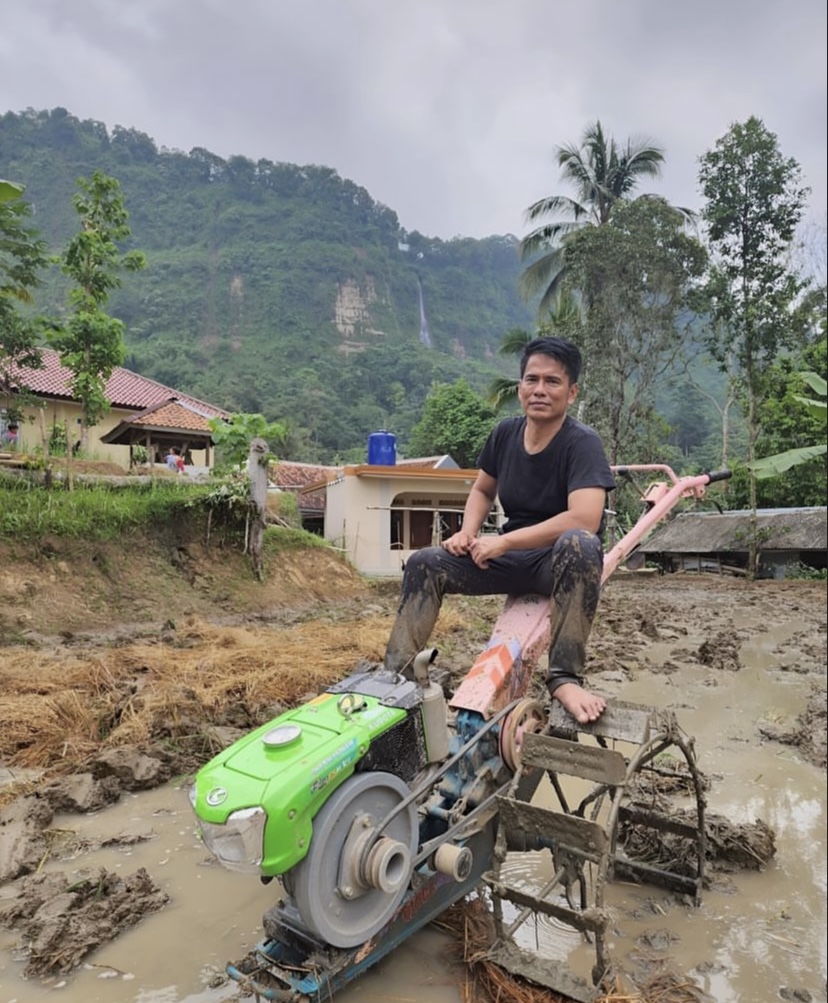 Kini hidup bergelimang harta tak malu urus sawah sendiri, 11 potret kesederhanaan ayah Lesty Kejora