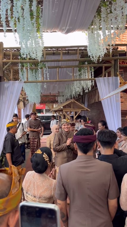 9 Momen Mahalini gelar prosesi Mepamit di Bali jelang nikah, keluarga Rizky Febian turut menyaksikan