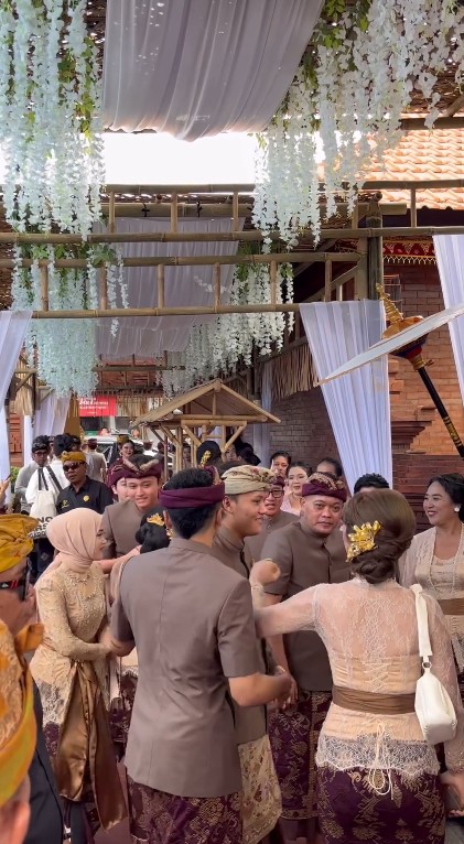 9 Momen Mahalini gelar prosesi Mepamit di Bali jelang nikah, keluarga Rizky Febian turut menyaksikan