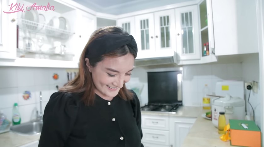 Jadi istri pengusaha batu bara huni rumah minimalis, 9 potret dapur Kiki Amalia mungil minim perabot