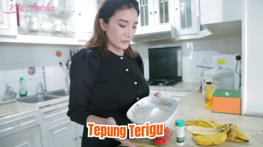 Jadi istri pengusaha batu bara huni rumah minimalis, 9 potret dapur Kiki Amalia mungil minim perabot