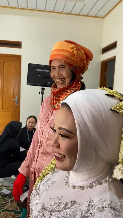 Baru selesai dirias MUA, kelakuan nenek usap wajah pengantin wanita ini bikin geregetan, auto badmood