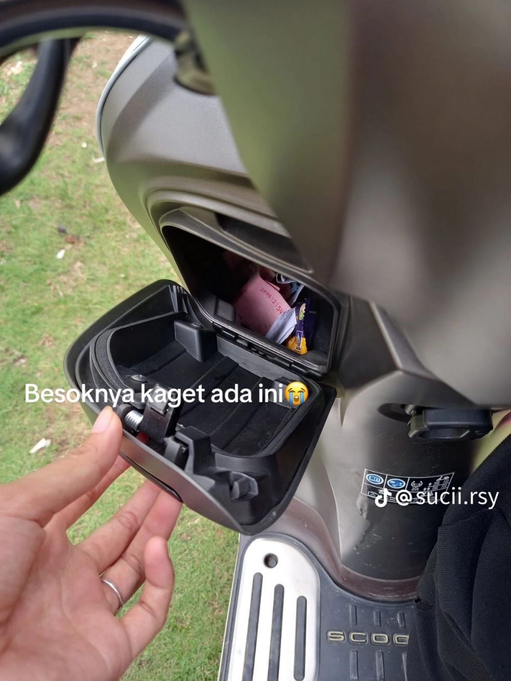 Aksi pria tak sengaja rusak motor di parkiran kirim surat maaf & uang ganti rugi, cerminan orang jujur