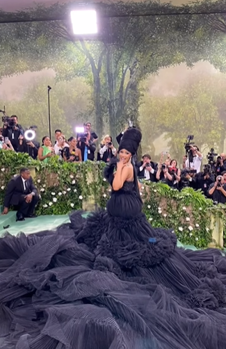 11 Momen seleb Hollywood hadiri Met Gala 2024, Zendaya tampil dengan bouquet raksasa di kepala