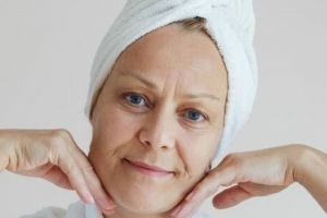 Awet muda di usia 60 tahun, ini cara kencangkan kerutan dan cegah wajah kendur pakai 3 bahan alami