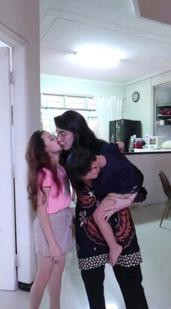 Ibu anak bak kakak adik, 9 potret kebersamaan Arumi Bachsin dan putri sulungnya yang beranjak remaja