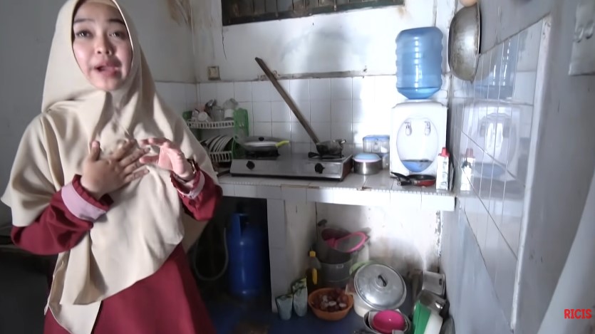 Waktu kecil tinggal di rumah klasik di Batam, ini 11 potret dapur Ria Ricis dindingnya penuh jamur