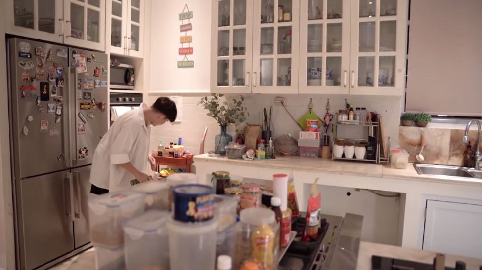 Menyatu dengan ruang keluarga, intip 11 potret dapur Sissy Prescillia interiornya serba putih