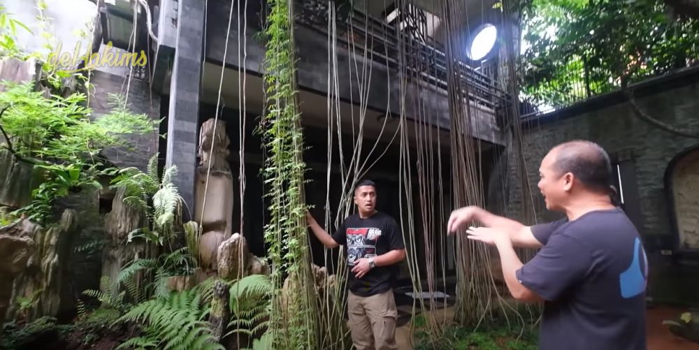Hunian bak di hutan ada pohon usia 15 juta tahun, 11 potret kamar mandi Haji Asari serasa zaman batu