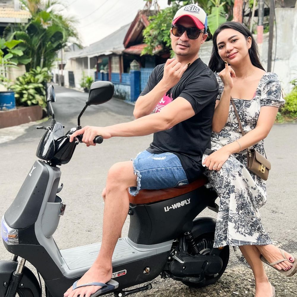 Perankan suami selingkuh di Cinta Berakhir Bahagia, intip 11 potret romantis Reza Pahlevi dan istri