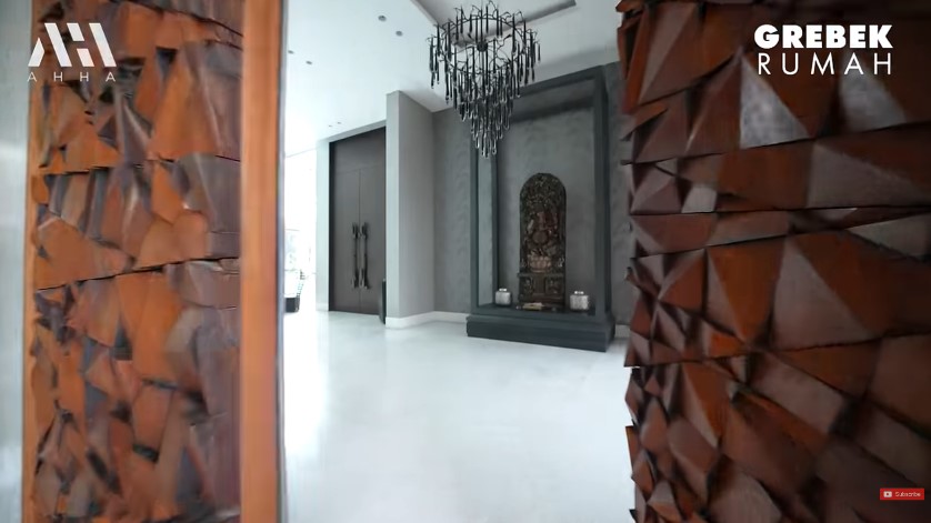 Produser top punya rumah Rp 500 M, 9 potret ruang keluarga Manoj Punjabi view langsung kolam renang