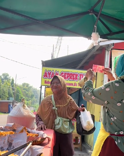 Momen nyesek nenek penjual telur dibayar pakai uang palsu, bikin netizen ikut emosi