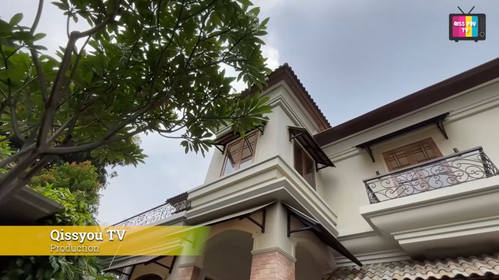 Jual rumah kini pilih ngontrak, intip 11 potret hunian Rina Nose yang walk in closet-nya mirip butik