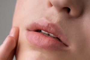 Tak perlu tambahan timun, ini trik membuat bibir merah ala wanita Korea hanya pakai 1 bahan rempah