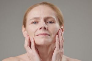 Tanpa minyak zaitun, cara kencangkan wajah kendur penuh keriput ini cuma pakai 1 bahan minuman