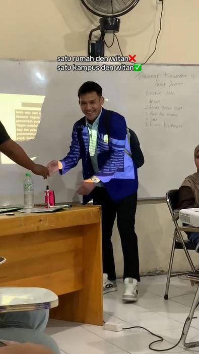 Momen Witan Sulaeman kuliah ditemani istri, romantisnya tak kalah dengan Pratama Arhan & Azizah Salsha