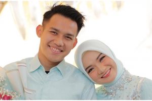 Momen Witan Sulaeman kuliah ditemani istri, romantisnya tak kalah dengan Pratama Arhan & Azizah Salsha