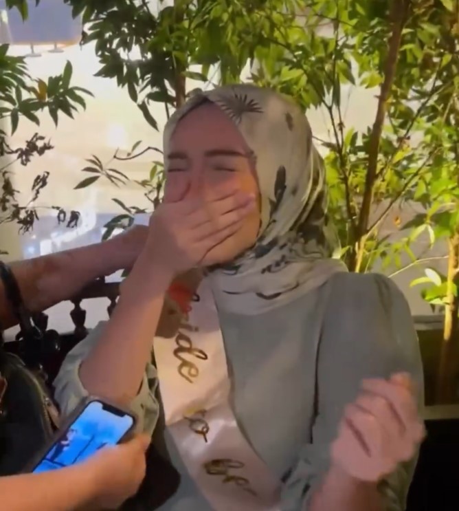 9 Momen kejutan bridal shower Melody Prima, didandani cemong hingga diarak keliling mal