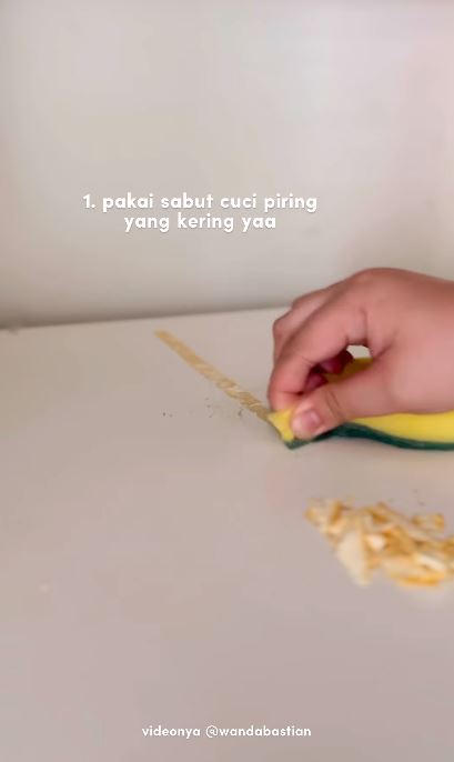 Tanpa cairan apapun, begini trik hilangkan noda stiker di atas meja cukup dengan 1 alat dapur