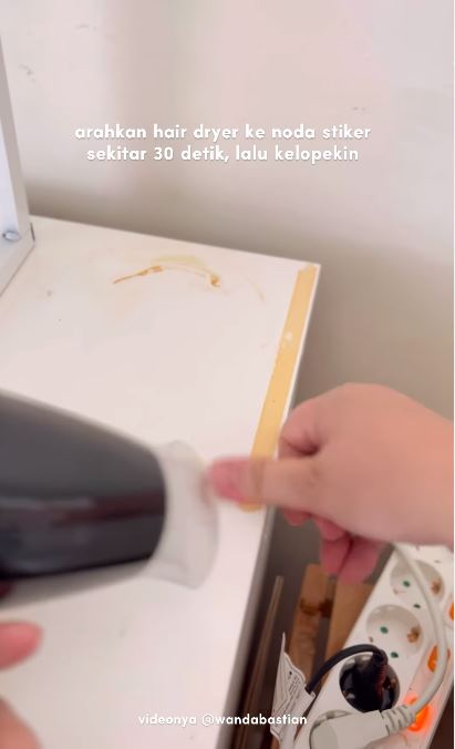 Tanpa cairan apapun, begini trik hilangkan noda stiker di atas meja cukup dengan 1 alat dapur