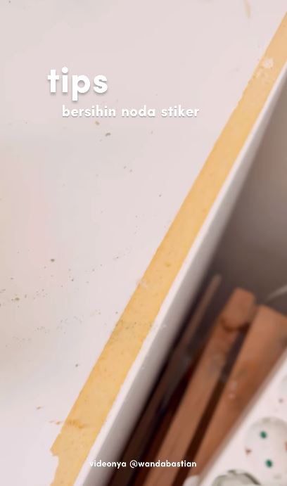 Tanpa cairan apapun, begini trik hilangkan noda stiker di atas meja cukup dengan 1 alat dapur