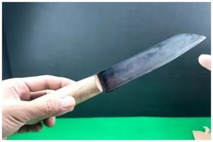 Bukan digosok batu, cara emak-emak asah pisau jadi tajam ini ampuh andalkan 1 jenis tanaman