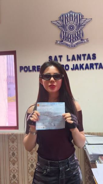 Buntut viralnya menerobos jalur busway, kebersamaan Zoe Levana dan Gus Zizan di kelab jadi sorotan