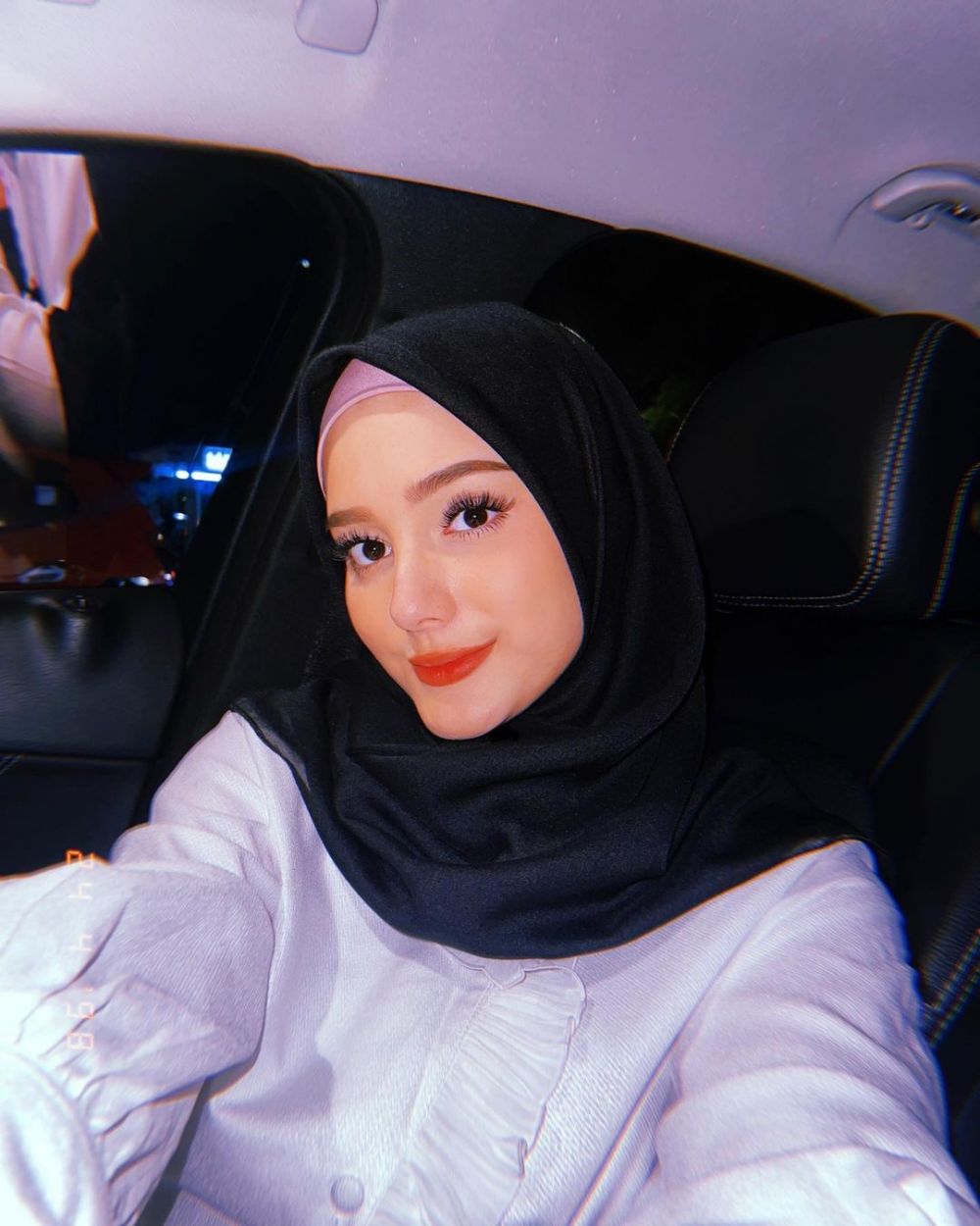 Tampil berhijab usai gugat cerai Aditya Zoni, 9 gaya Yasmine Ow kenakan kerudung ini memesona