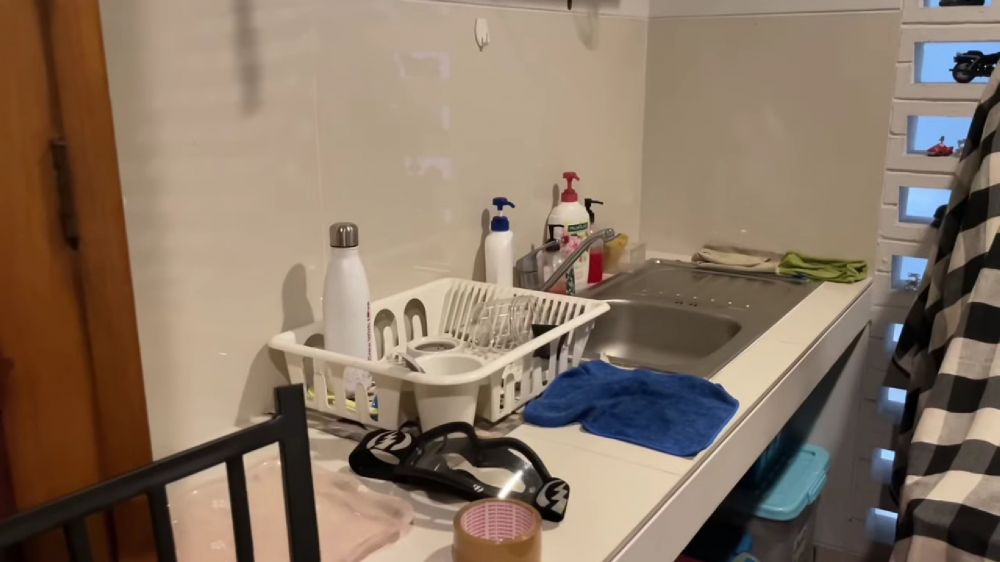 Letaknya di basement, 11 potret dapur mungil Kevin Julio ini segaris dengan area main mesin Ding Dong