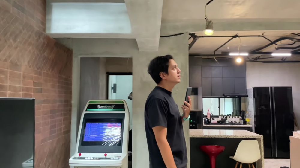 Letaknya di basement, 11 potret dapur mungil Kevin Julio ini segaris dengan area main mesin Ding Dong