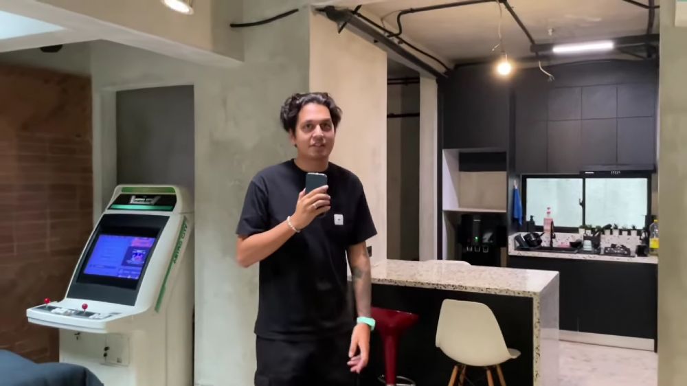 Letaknya di basement, 11 potret dapur mungil Kevin Julio ini segaris dengan area main mesin Ding Dong