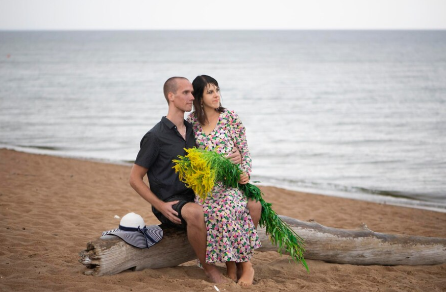 55 Pantun cinta romantis ini bikin doi baper, auto tersipu malu