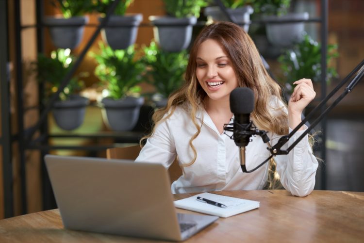 Cara mudah transkrip file audio menjadi teks menggunakan Microsoft 365