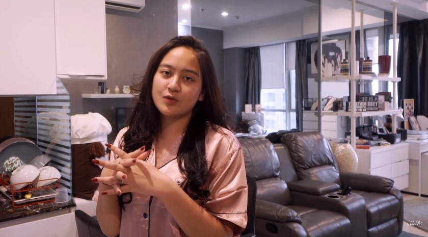 Tanpa ada sekat dengan kamar tidur, ini 9 potret dapur di apartemen Salshabilla Adriani