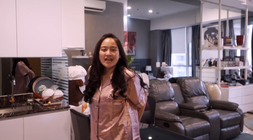 Tanpa ada sekat dengan kamar tidur, ini 9 potret dapur di apartemen Salshabilla Adriani