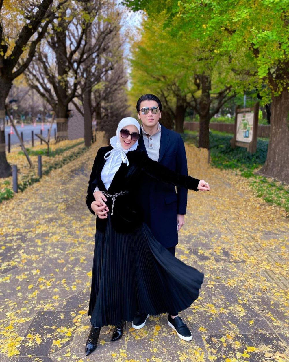 Ungkap telah siap jadi ayah, ini 11 momen romantis Reino barack pose pegang perut Syahrini