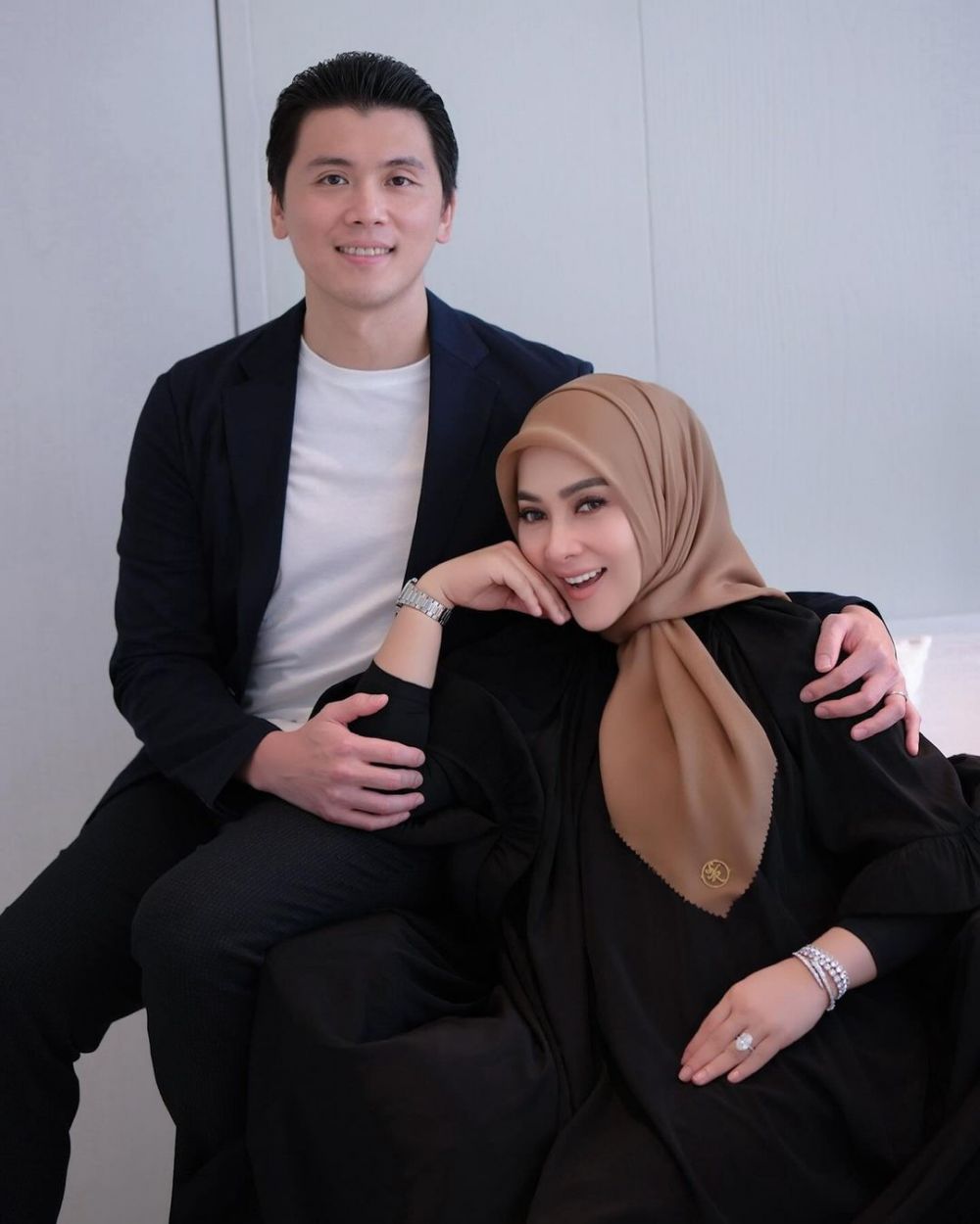 Ungkap telah siap jadi ayah, ini 11 momen romantis Reino barack pose pegang perut Syahrini