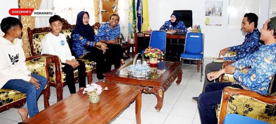 Cewek Indramayu rela dandan cowok dan jadi kuli bangunan demi nafkahi adik, kisahnya disorot bupati