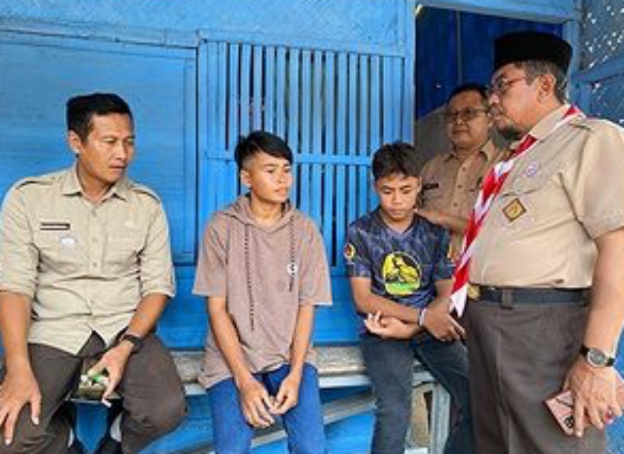 Cewek Indramayu rela dandan cowok dan jadi kuli bangunan demi nafkahi adik, kisahnya disorot bupati