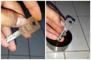 Tanpa diamplas, trik bapak-bapak hilangkan noda karat pada kunci ini cuma andalkan 1 bahan dapur