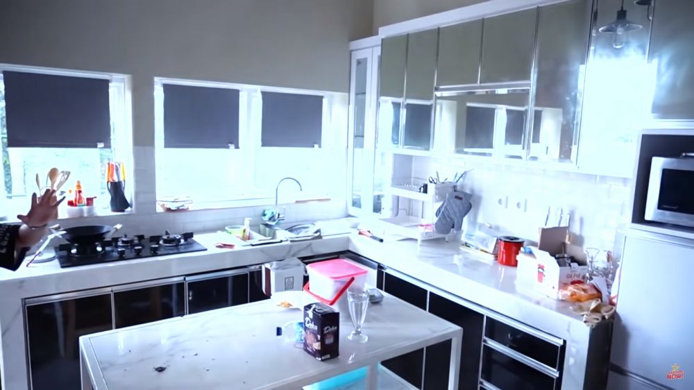 Usia 24 tahun sudah punya 4 rumah, intip 9 potret dapur mewah Ghea Youbi yang dirombak dari garasi
