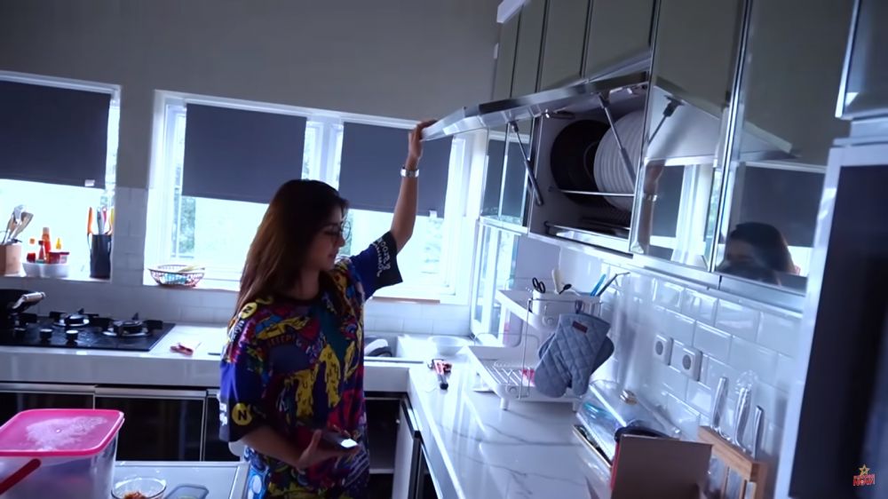 Usia 24 tahun sudah punya 4 rumah, intip 9 potret dapur mewah Ghea Youbi yang dirombak dari garasi