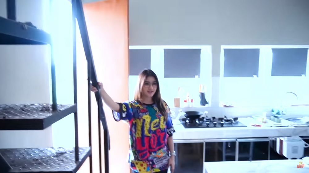 Usia 24 tahun sudah punya 4 rumah, intip 9 potret dapur mewah Ghea Youbi yang dirombak dari garasi