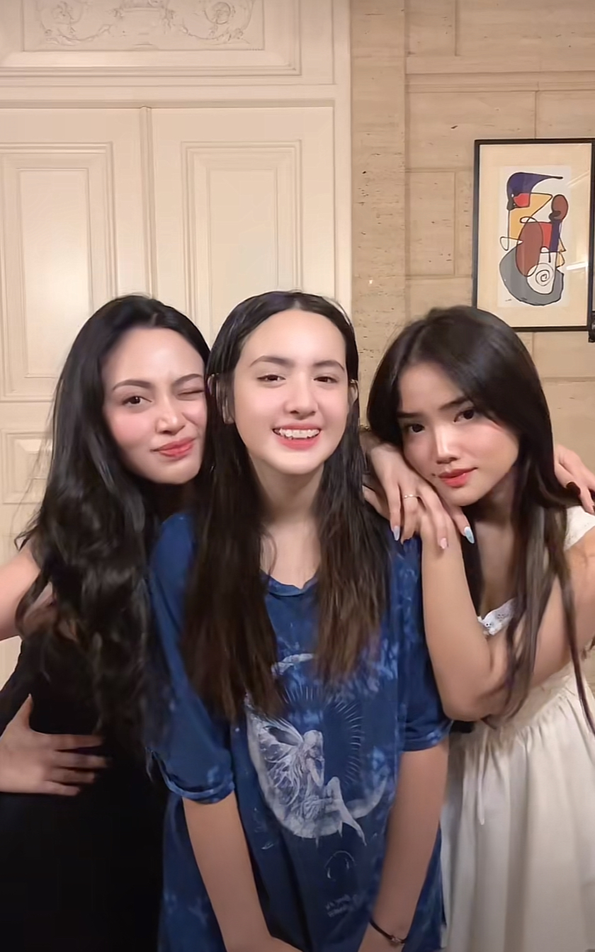 Ngaku ngefans, ini 7 momen Mikhayla anak Nia Ramadhani TikTokan bareng Fuji, parasnya bak seumuran