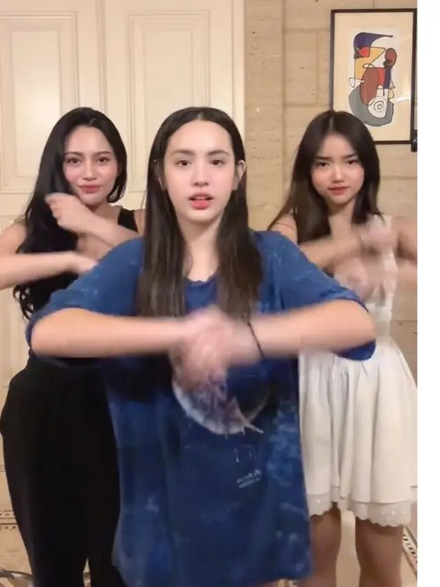 Ngaku ngefans, ini 7 momen Mikhayla anak Nia Ramadhani TikTokan bareng Fuji, parasnya bak seumuran